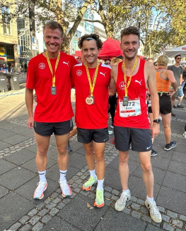 Team-Gold bei der Marathon-DM 2023; Lothar, Maurice, Nico gewinnen in Köln